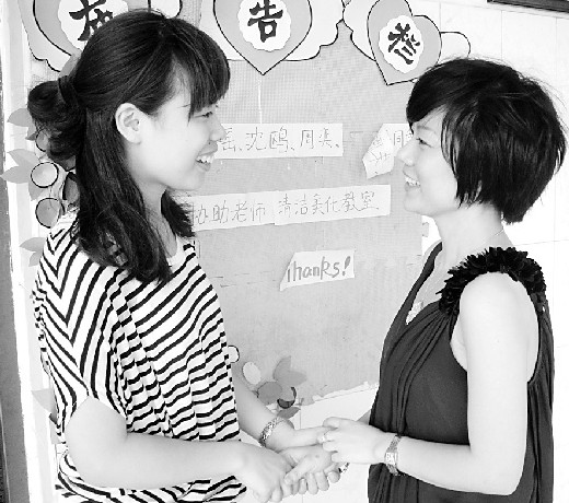 教师随笔:幼儿园搜集废品引起的风波 为了给孩子们提供充足的操作材料,我和老师们计划自制一些实用性、操作性强的玩教具,这样既环保又经济,但是需要大量的制作材料,在精心策划后,我们决定向家长搜集一些废旧材料,如旧毛线、布片、旧轮胎、玉米芯、蛋壳等,方案定好,各班老师就把所需要的物品名称写在通知栏内,要求家长和孩子共同搜集各种废旧材料。然而,几天过去了,有一大部分家长没带来,怎么回事?我正纳闷儿,保安走过来对我说:丽伟,有些家长根本不拿,说老师们是拿收来的废品卖钱花的。回到办公室,认真想想,家长不配合也是可